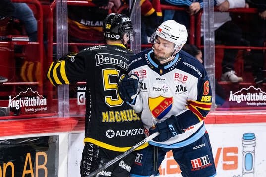 AIKs Oskar Magnusson och Djurgårdens Stefan Elliott