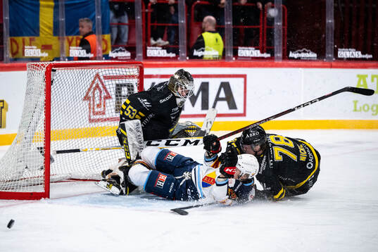 Djurgårdens Frederik Schlyter och AIKs målvakt Claes