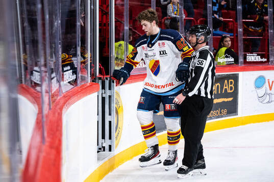 Djurgårdens Wiktor Nilsson lämnar isen