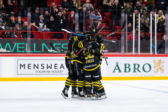 AIKs spelare jublar