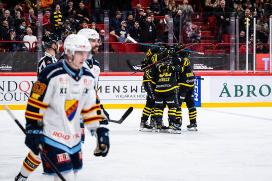 AIKs Filip Windlert jublar med lagkamrater
