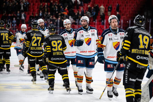 Djurgårdens Johan Alm och Cameron Schilling  deppar