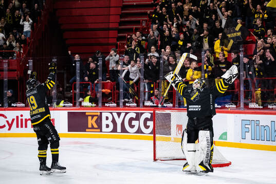 AIKs Daniel Muzito-Bagenda och målvakt Claes Endre jublar
