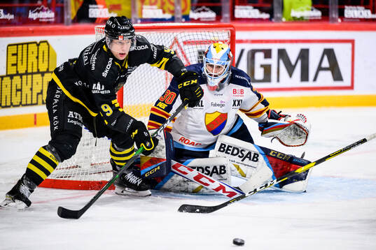 AIKs Richard Gynge och Djurgårdens målvakt Matthew Galajda