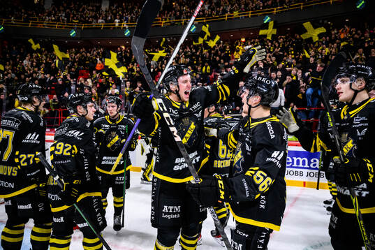 AIKs Alfred Barklund och Albert Lyckåsen jublar