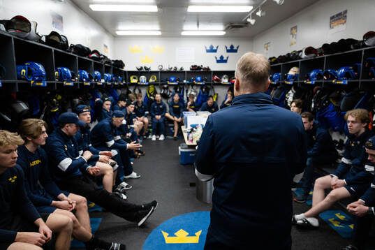 Magnus Hävelid, head coach of Sweden talks to the players