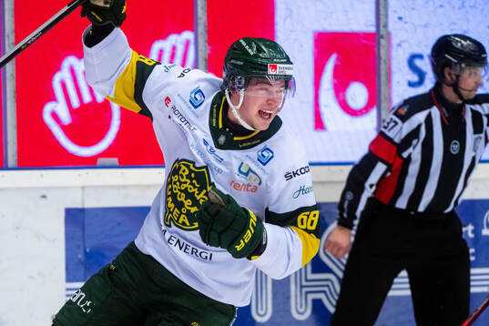 Björklövens Elliot Ekefjärd jublar