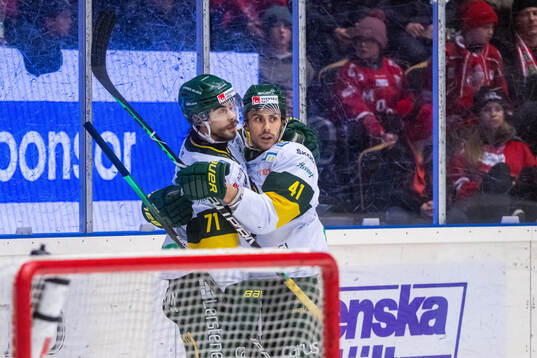 Björklövens Gustav Possler och Maxime Fortier jublar