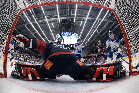 Leksands Emil Heineman framför Linköpings målvakt Jesper