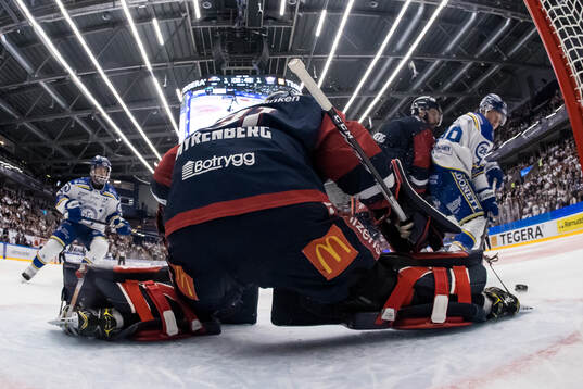Leksands Justin Glenn Kloos framför Linköpings målvakt