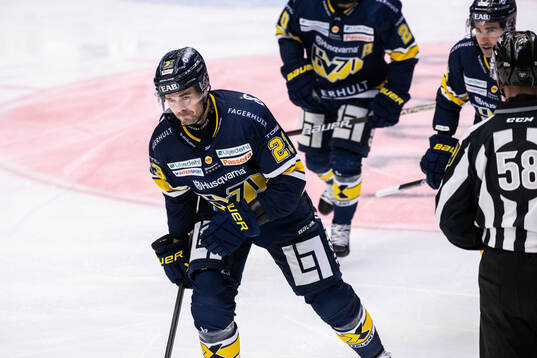 HV71s Nicholas Shore jublar