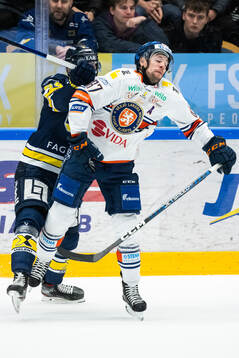 HV71s Eric Martinsson och Växjös Robert Rosén