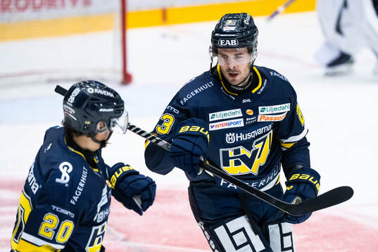 HV71s André Petersson jublar med målskytten till 1-0