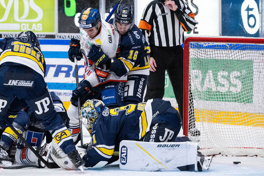 Växjös Glenn Gustafsson och HV71s Joseph Laleggia och