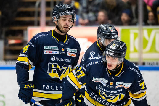 HV71s Niklas Hjalmarsson och Herman Hansson deppar