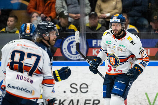 Växjös Tobias Rieder jublar med lagkamrater