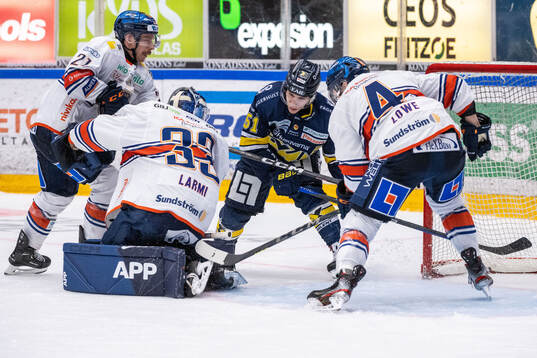 Växjös Brian Cooper, målvakt Emil Larmi  och Keegan Lowe