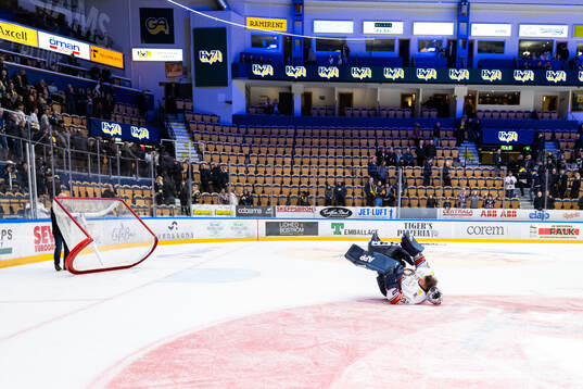 Växjös målvakt Emil Larmi jublar