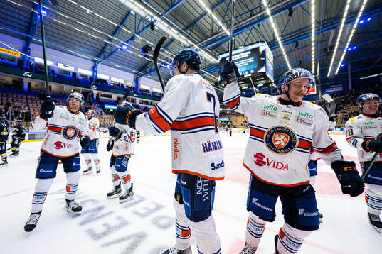 Växjös Hardy Häman Aktell och Brian Cooper jublar