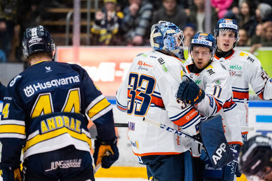 Växjös målvakt Emil Larmi och Kalle Kossila jublar