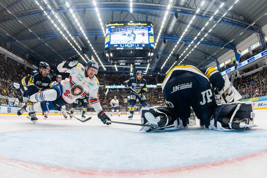 Växjös Joachim Blichfeld och HV71s målvakt Joni Ortio