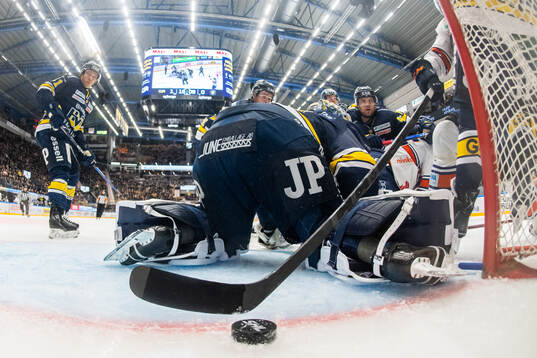 Växjös Joachim Blichfeld (ej i bild) gör 1-1 bakom HV71s