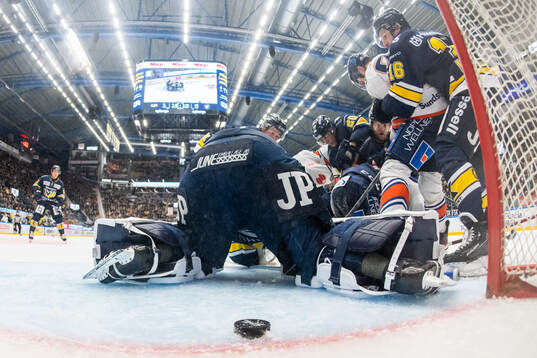 Växjös Joachim Blichfeld (ej i bild) gör 1-1 bakom HV71s