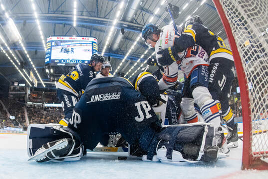 HV71s målvakt Joni Ortio och Joseph Laleggia