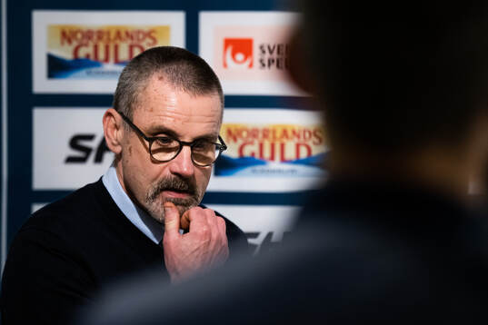 HV71s tränare Tommy Samuelsson på presskonferensen