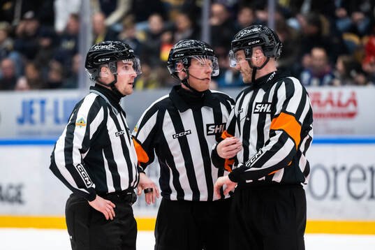 Linjedomare Rickard Nilsson, domare Mikael Holm och domare
