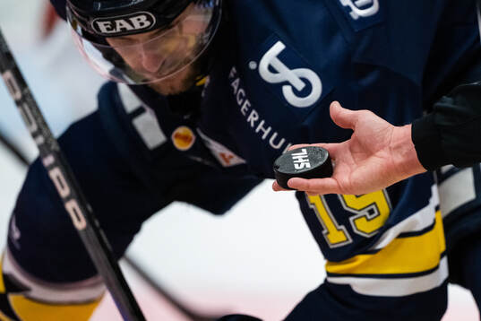 Linjedomare släpper pucken vid tekning