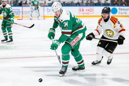 Rögles Adam Edström och Brynäs Greg Scott