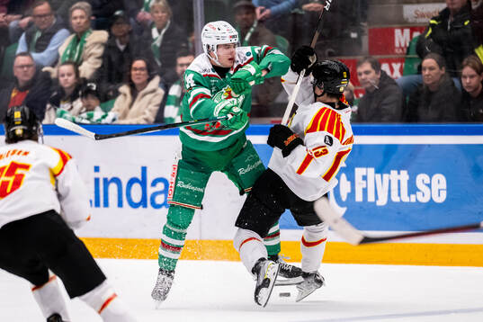 Rögles Marco Kasper tacklar Brynäs Samuel Johannesson