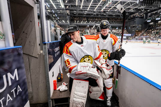 Brynäs målvakt Oliver Håkansson och Julius Bergman deppar