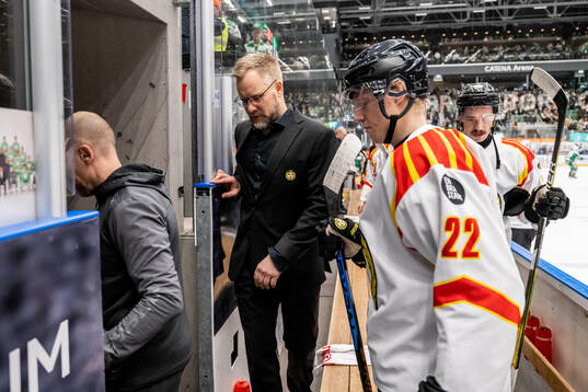 Brynäs tränare Mikko Manner deppar