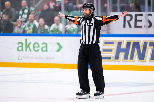 Domare Marcus Linde dömer bort Rögles 4-2 mål