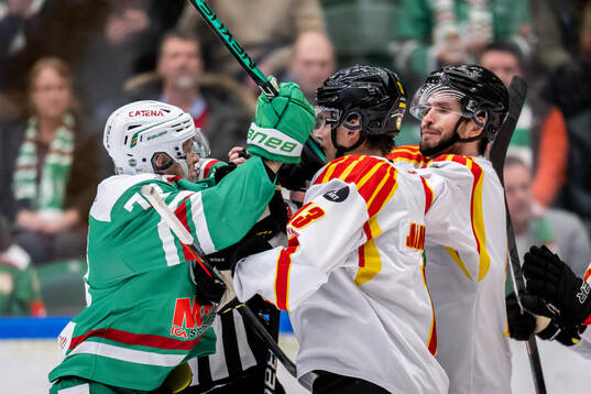 Rögles Daniel Zaar i bråk med Brynäs Samuel Johannesson