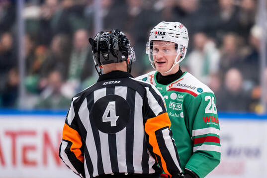 Rögles Anton Bengtsson i samtal med domare Marcus Linde