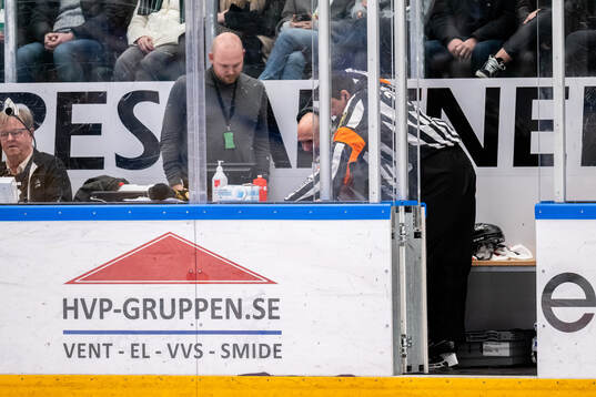 Domare Marcus Linde och Kristoffer Folkstrand ringer på en