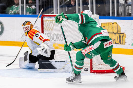 Rögles Daniel Zaar med målchans mot Brynäs målvakt Tomi