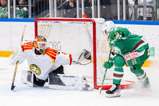 Rögles Daniel Zaar med målchans mot Brynäs målvakt Tomi