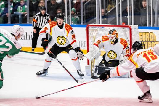 Rögles Daniel Zaar gör 7-4 bakom Brynäs David Sklenicka