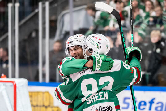 Rögles Daniel Zaar jublar med Riley Sheen