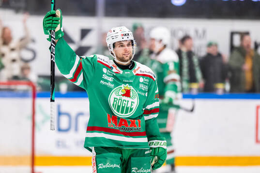 Rögles Daniel Zaar jublar när han ser 8-5 målet gå i