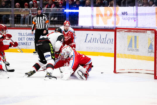 Malmö Redhawks Emil Sylvegård och Timrås målvakt Jacob