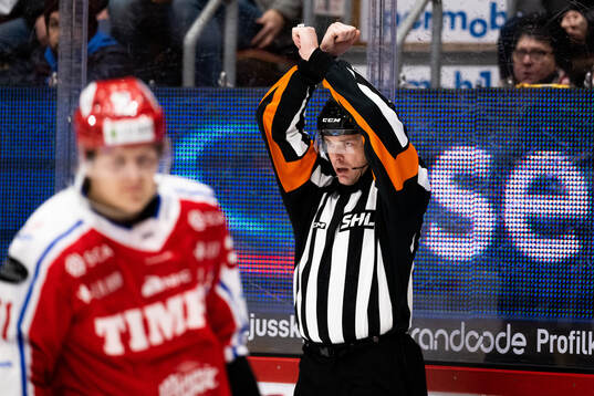 Domare Mikael Andersson dömmer straff för Malmö Redhawk
