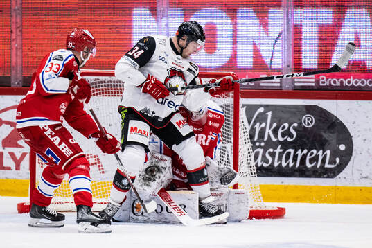 Malmö Redhawks Carl Söderberg och Timrås målvakt Jacob