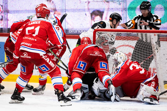 Mycket trafik framför Timrås målvakt Jacob Johansson