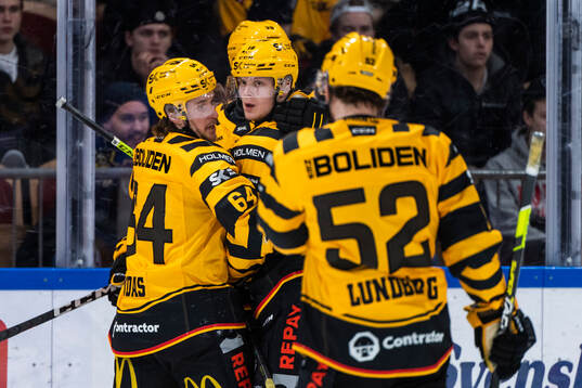 Skellefteås Jonathan Pudas och Linus Lindström jublar med