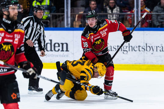 Skellefteås Filip Sandberg och Luleås Olli Nikupeteri